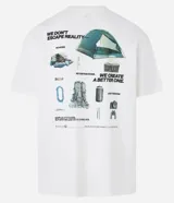 Remera blanca de corte relajado, cuello redondo y manga corta. Presenta un pequeño estampado con íconos de camping en el frente y la frase "We Don't Escape Reality" en la espalda.