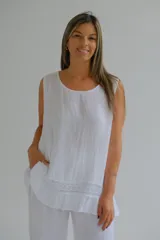 Musculosa blanca de lino, corte amplio, sin mangas y con detalle de encaje en el ruedo.