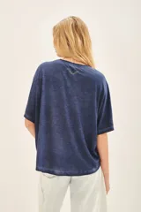 Remera azul de cuello redondo confeccionada en jersey flamé, con efecto gastado y calce oversize.