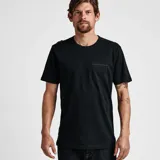 Remera negra de algodón orgánico, manga corta y bolsillo en el pecho.
