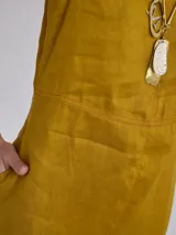 Vestido midi rojo de lino, sin mangas y con cuello redondo.