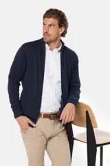 Campera azul de tejido fino, con cierre frontal y detalles en cuero ecológico. Confeccionada 100% en algodón.