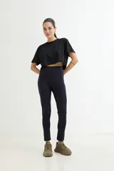Remera color beige, de corte cropped y estilo oversized.