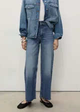 Pantalón de jean azul de corte culotte, tiro alto, con cierre de cremallera y botón, bolsillos traseros, bajo deshilachado y tejido elástico.