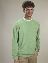Sweater verde claro de cuello redondo confeccionado en tejido de toalla terry. Diseño de corte recto, textura suave y confortable.