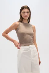 Musculosa marrón de tejido de punto acanalado, corte ajustado y cuello redondo.