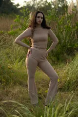 Conjunto de top de cuello alto y pantalón acampanado, color beige con textura.