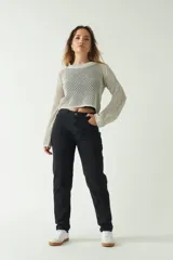 Sweater de punto calado color gris claro, de mangas largas y corte crop.