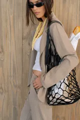 Blazer verde con rayas verticales blancas, solapas clásicas y corte entallado.