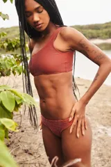 Conjunto de bikini negro con corpiño asimétrico de un solo hombro y bombacha clásica.