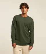 Remera de manga larga verde militar, confeccionada en algodón sostenible, con cuello redondo y puños ajustados.