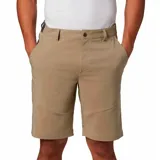 Short de hombre color verde oliva, con bolsillos laterales y traseros con cierre. Protección solar UPF 50 y repelencia al agua.