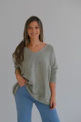 Remera verde de corte holgado, con escote en V y mangas 3/4.