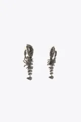 Par de aros colgantes con forma de langosta, con apliques de brillantes en tono gris oscuro. Cierre con tuerca y clip.