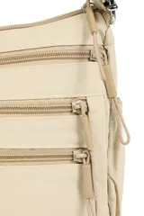 Bandolera color beige con múltiples bolsillos con cierre en la parte frontal y trasera, y bolsillos ajustables en los laterales.