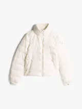 Campera Tommy Hilfiger color blanco, acolchada con plumón, de corte regular. Tiene cuello chimenea, capucha plegable, cierre de cremallera, dos bolsillos laterales con cremallera, puños elásticos con botones a presión y parche con el logo de la marca en la manga.