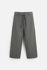 Pantalón gris de corte recto con cinturón de la misma tela, bolsillos laterales y traseros de vivo.