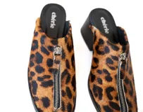 Mula con estampado de leopardo, capellada de cuero con pelo animal print bicolor, forro textil suave, plantilla acolchada y suela sintética. Tiene taco bloque de altura media (5 cm).