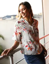Camisa de lino con cuello con solapa, escote en V y abertura central con botones.