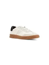 Zapatillas urbanas de cuero color blanco hueso con detalles en gamuza gris y suela de goma color caramelo.
