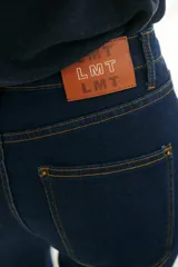 Pantalón de jean negro de corte recto con costuras en color ocre.