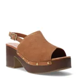 Sandalia de cuero color marrón con plataforma de madera y taco ancho. Presenta una tira ancha de gamuza sobre el empeine y pulsera con hebilla.