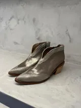 Botín plateado de cuero con punta fina y taco de 5cm.