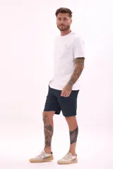 Bermuda de gabardina azul marino, corte recto y largo a la rodilla.