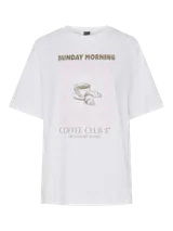 Remera blanca de algodón con estampado frontal de una taza de café, un croissant y la frase "Sunday Morning Coffee Club '87 Fresh Roast All Day".