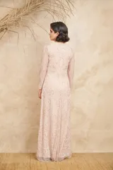 Vestido largo color rosa pálido, con mangas largas y bordados de lentejuelas y perlas.