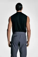 Pantalón de jogging deportivo gris oscuro, de corte ajustado, con cintura elástica ajustable con cordón, bolsillos laterales y bolsillos con cierre en las piernas.