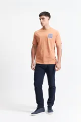 Remera color salmón de manga corta con cuello redondo y estampado en el pecho.