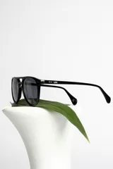 Lentes de sol negros con montura aviador y lentes grises.