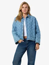 Chaqueta acolchada de denim celeste con cuello clásico y mangas largas. Cierre con broches a presión, bolsillos frontales y forro interior completo.