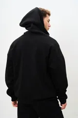 Canguro negro con capucha, cordones ajustables y bolsillo tipo canguro.