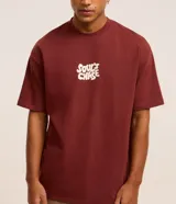 Remera color ladrillo de corte relaxed, confeccionada en tejido de punto de algodón. Tiene cuello redondo, mangas cortas y estampa frontal con la frase "Soul's Chase" en color crema.