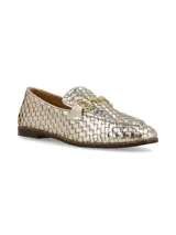 Mocasín de cuero negro con diseño tejido y aplique metálico plateado.