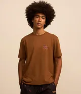 Remera marrón de algodón con estampa en la espalda que incluye una palmera, un sol y el texto "Waikiki Shore".