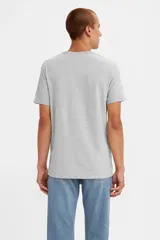 Remera gris de corte estándar con logo de Levi's en el pecho.