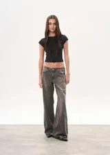 Pantalón de jean color gris óxido, corte wide leg y tiro bajo.