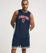 Bermuda deportiva de baloncesto color azul marino con cintura elástica, cordón ajustable y rayas blancas en el bajo. Estampado frontal con la palabra "Boston" y el número 17 en rojo y blanco.