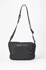 Bandolera de nylon negra con correa desmontable y bolsillo interior con cierre, forrada en algodón.