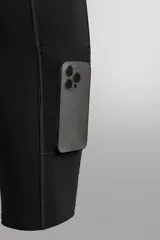 Mallas de entrenamiento negras confeccionadas en tejido técnico y elástico en cuatro direcciones, con cintura elástica ajustable con cordón interior, bolsillo lateral en pernera y logo estampado.