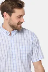 Camisa celeste y blanca a cuadros de manga corta con botones personalizados. Hecha en Uruguay.