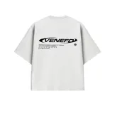 Remera blanca de algodón con corte boxy fit y estampado en la espalda con el logo de la marca Venefo, coordenadas geográficas y la frase "(COW) WORLDWIDE".