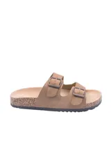Sandalias marrones con dos tiras anchas ajustables con hebillas metálicas.