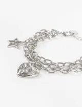 Pulsera plateada de eslabones gruesos con dijes colgantes de corazón y estrella.