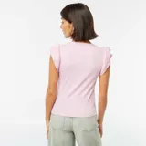 Camiseta rosa de punto con cuello redondo y mangas cortas con volantes.
