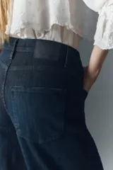 Jean de corte oxford tiro alto, confeccionado en denim confort con poco elastano y lavado azul oscuro.