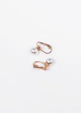 Par de caravanas con clips dorados y perlas sintéticas blancas de 8mm.